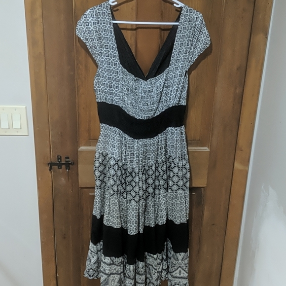 Plus size knee length geometric dress - Picture 3 of 3